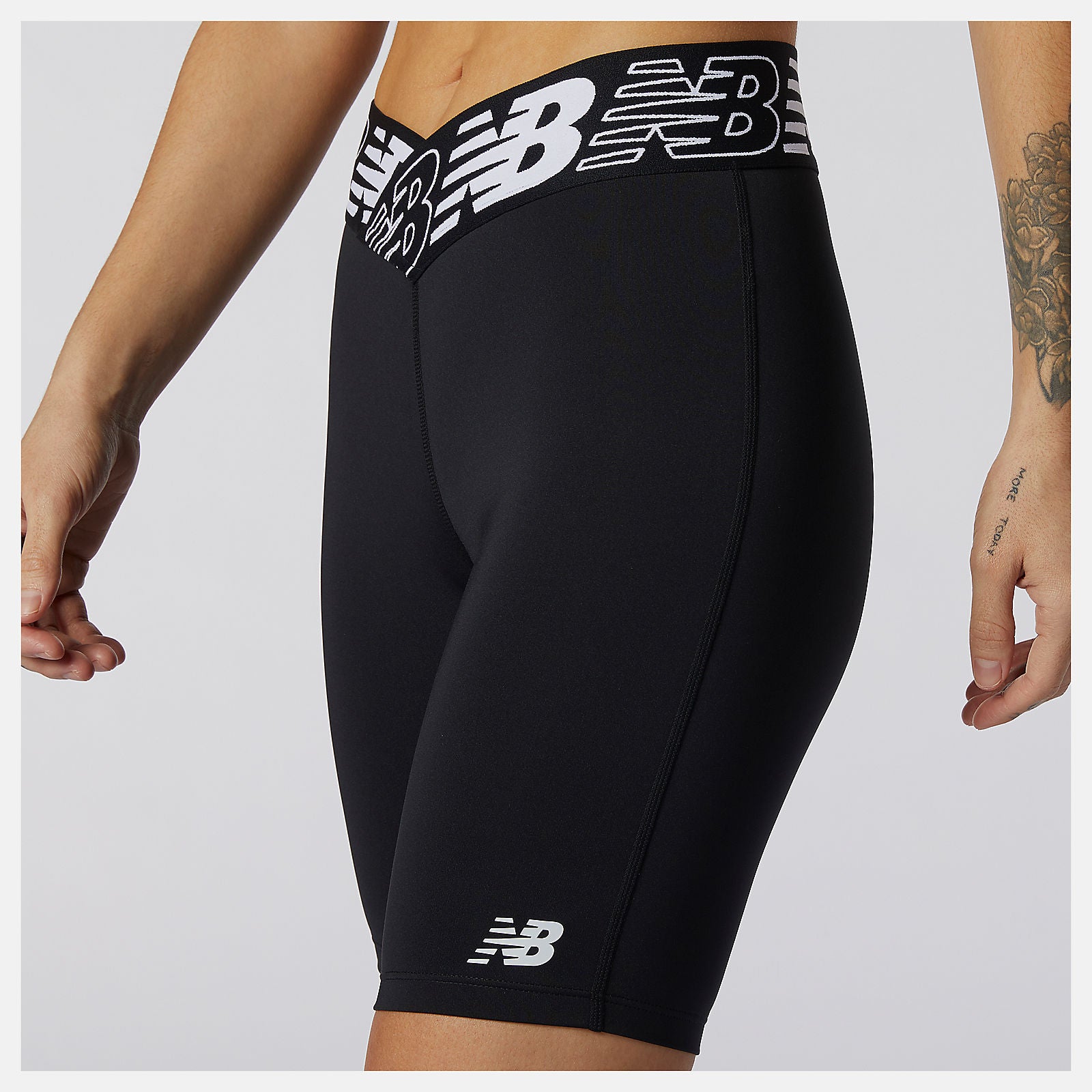 Relentless 8 inch Fitted Short / New Balance Women